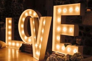 Alquiler de letras luminosas para bodas y otros eventos especiales